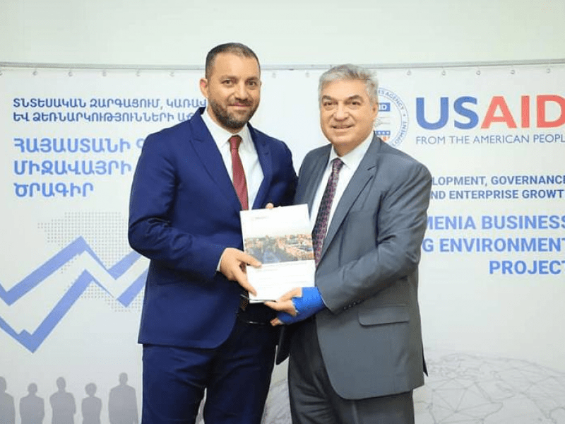ABEE Investment Reform Roadmap Event | USAID
Mission Director, John Allelo (right), presents the Roadmap to Armenia’s Minister of Economy, Vahan
Kerobyan (left) | Photo Credit: IDG Field Office Team