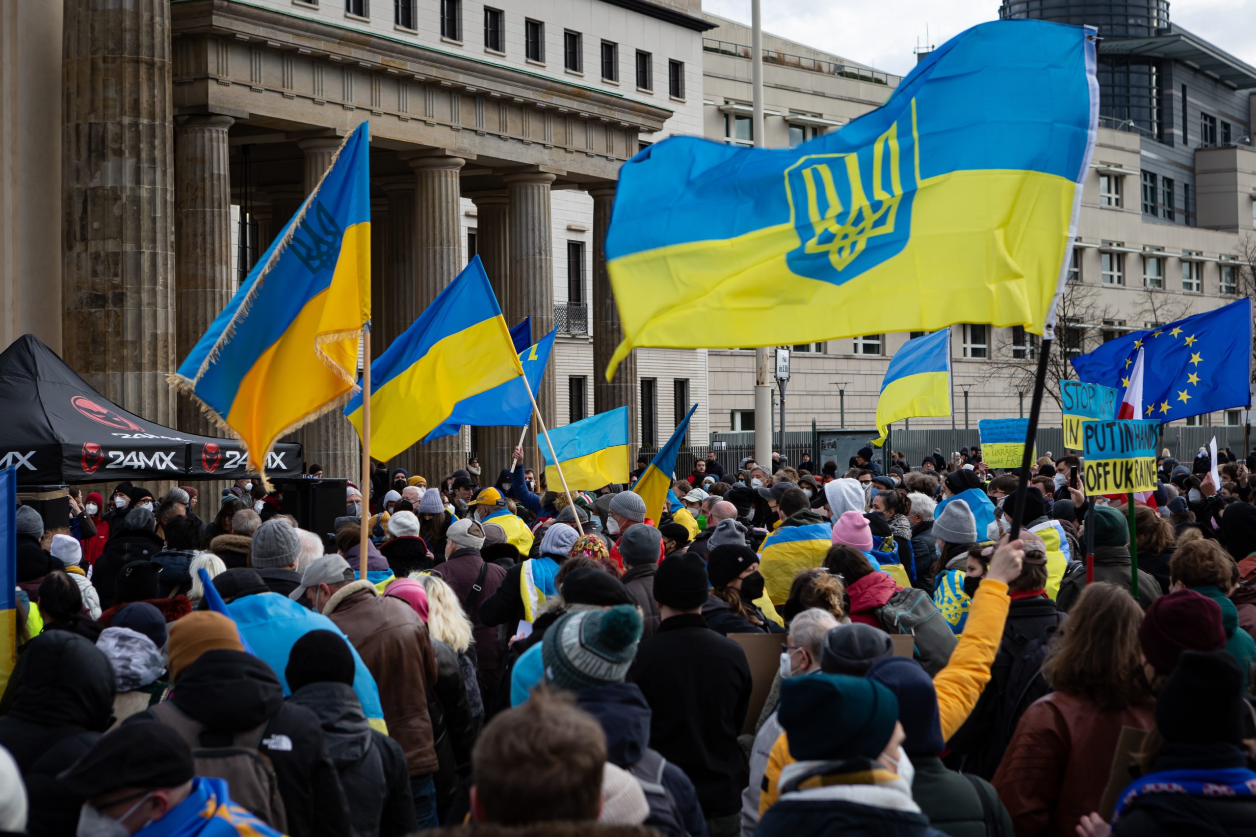Украинцев конец. Украинский флаг. Украинский мир. Украинцы в России. Украинские беженцы.